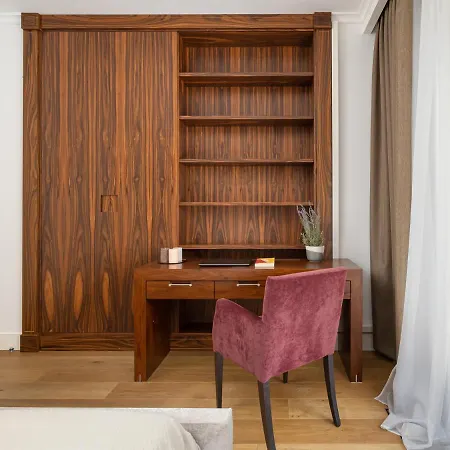 Ecru 3-bedroom Luxurious Wwa21 Apartment